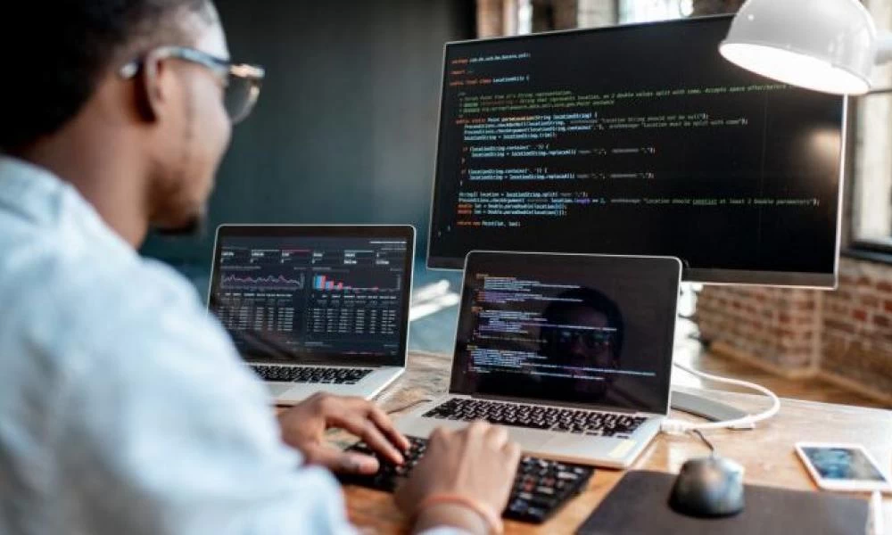 Το πιο περιζήτητο επάγγελμα: Κουνούν σακούλες με λεφτά!